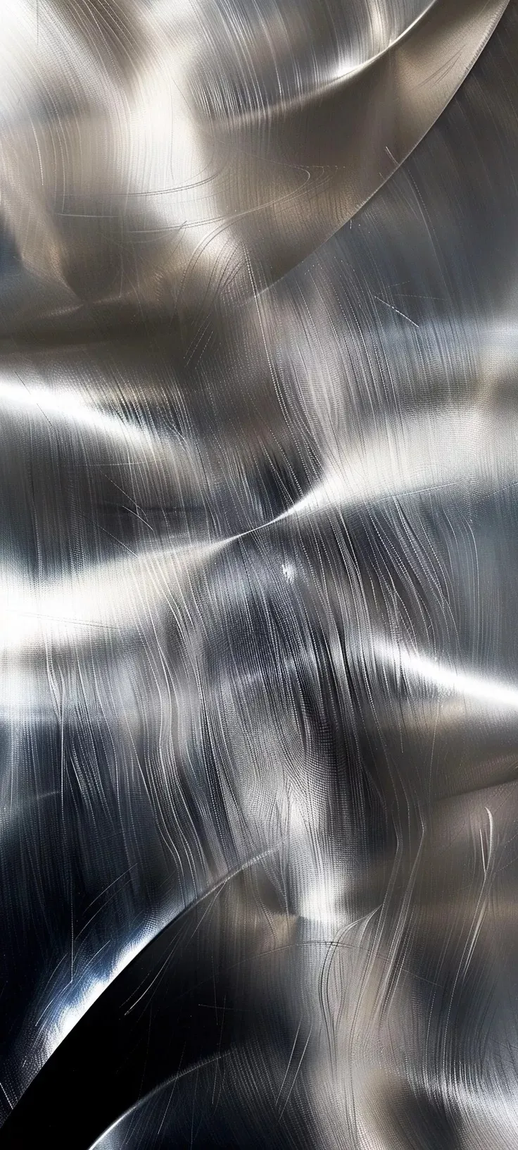 Reflejos de luz sobre una superficie de acero cepillado.