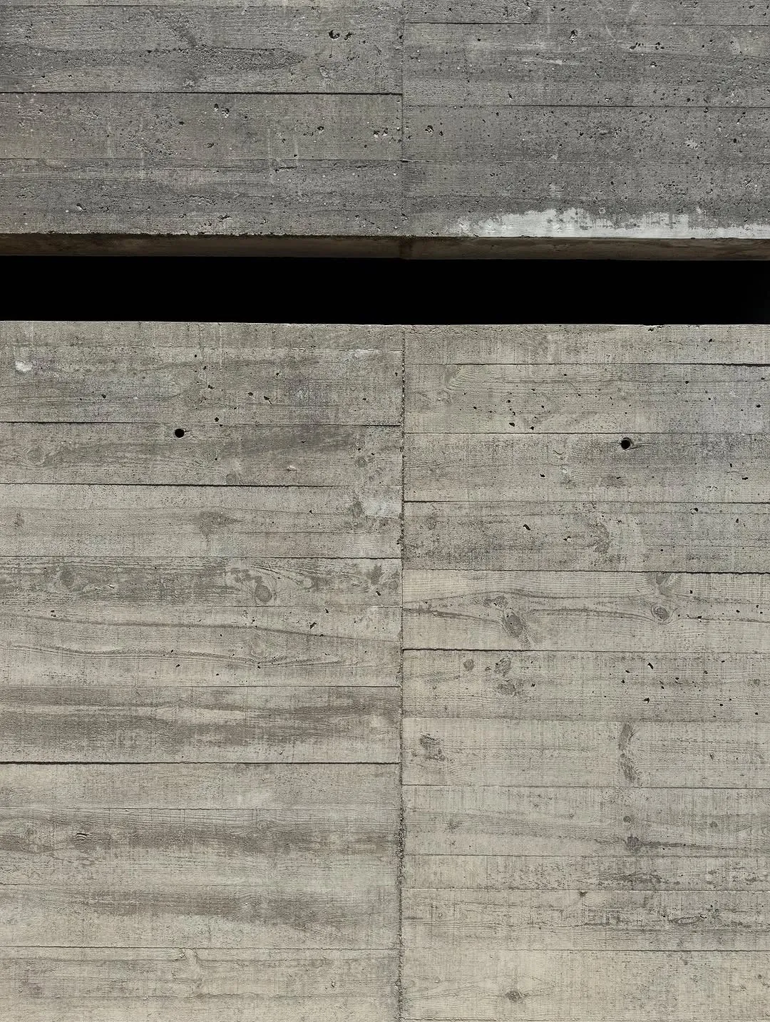 Superficie de concreto con la textura de la formaleta de madera.