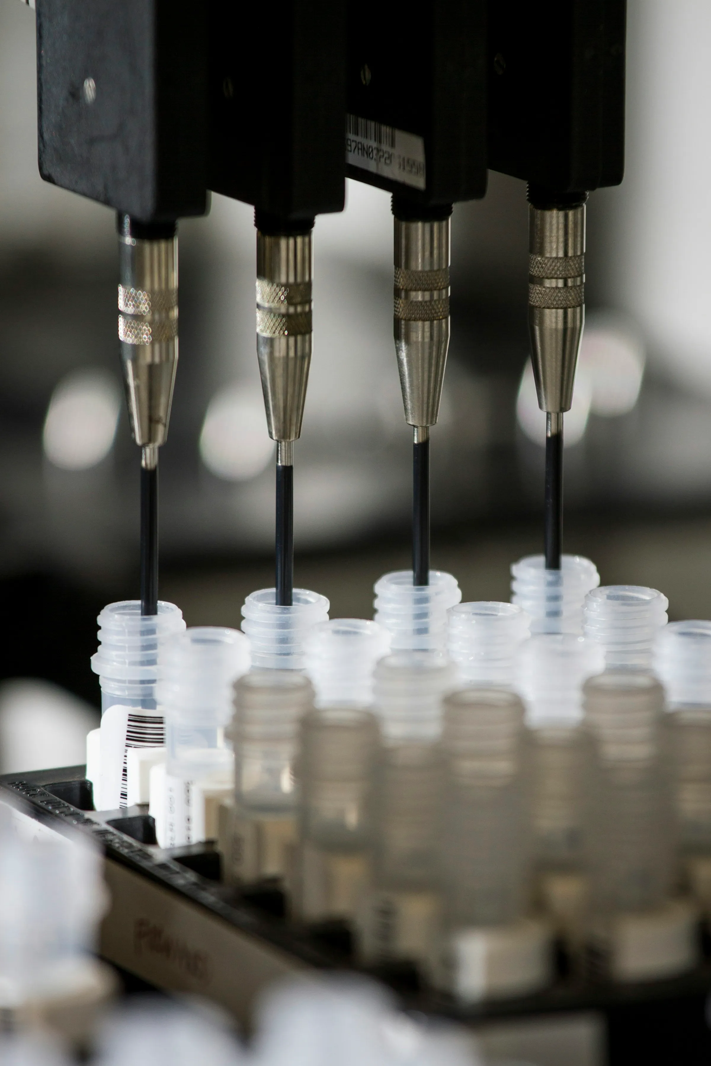 Dispensador de laboratorio llenando viales con muestras.